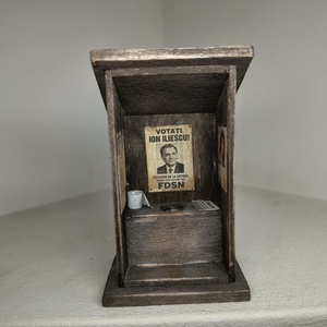 Machetă rustică în miniatură - WC de Curte - casă & stil de viață - decorațiuni de casă - decorațiuni de masă și rafturi - decorațiuni de masă - Artynos.ro