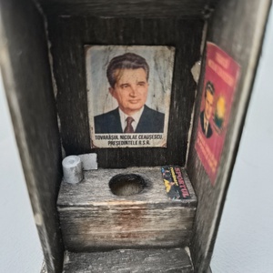 Machetă rustică în miniatură - WC de Curte - casă & stil de viață - decorațiuni de casă - decorațiuni de masă și rafturi - decorațiuni de masă - Artynos.ro