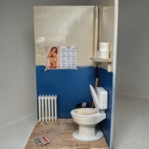 Machetă rustică în miniatură - WC public - casă & stil de viață - decorațiuni de casă - decorațiuni de masă și rafturi - decorațiuni de masă - Artynos.ro
