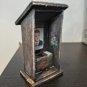 Machetă rustică în miniatură - WC de Curte - casă & stil de viață - decorațiuni de casă - decorațiuni de masă și rafturi - decorațiuni de masă - Artynos.ro