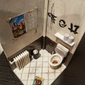 Machetă rustică în miniatură - WC public - casă & stil de viață - decorațiuni de casă - decorațiuni de masă și rafturi - decorațiuni de masă - Artynos.ro