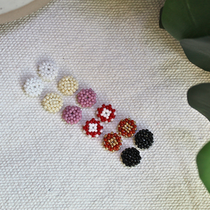 Cercei țintă Mugur - Roșu/Alb - bijuterii - cercei - cercei din mărgele - Artynos.ro