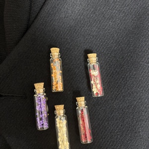 Flori de purtat - sticlute cu flori naturale - bijuterii - broșe - Artynos.ro