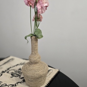 Vaza decorativa handmade din sticla imbracata in sfoara de iuta Stil Rustic, Casa & Stil de viata, Decoratiuni de casa, Accesorii florale, Vaze, Broderie, Impletitura, ARTYNOS
