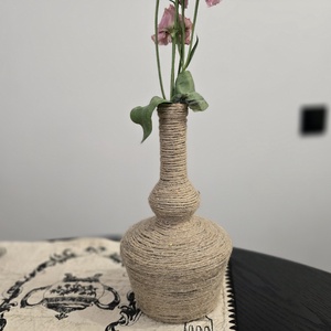 Vază decorativă handmade din sticlă îmbrăcată în sfoară de iută Stil Rustic - casă & stil de viață - decorațiuni de casă - accesorii florale - vaze - Artynos.ro