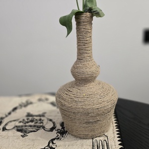 Vază decorativă handmade din sticlă îmbrăcată în sfoară de iută Stil Rustic - casă & stil de viață - decorațiuni de casă - accesorii florale - vaze - Artynos.ro