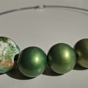 Colier handmade metalizat verde cu auriu - bijuterii - coliere - coliere din mărgele - Artynos.ro