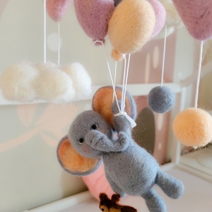 Carusel patut handmade din lana - jucării și echipamente pentru copii - jucării bebeluși - carusel muzical - Artynos.ro