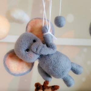 Carusel patut handmade din lana - jucării și echipamente pentru copii - jucării bebeluși - carusel muzical - Artynos.ro