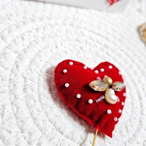 Brosa Inima Catifea  - bijuterii - broșe - Artynos.ro