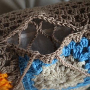 Fata de perna crosetata cu doua fete de 40x40cm din Sunburst granny squares facute din fir acrilic anti-scamosare - casă & stil de viață - textile de casă - perne - Artynos.ro