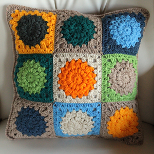 Fata de perna crosetata cu doua fete de 40x40cm din Sunburst granny squares facute din fir acrilic anti-scamosare - Artynos.ro