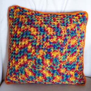 Fata de perna crosetata cu doua fete de 40x40cm.Una dintre fete este din fir acrilic multicolor, iar cealalta monocroma. - casă & stil de viață - textile de casă - perne - Artynos.ro