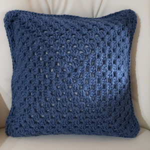 Fata de perna crosetata cu doua fete de 40x40cm.Una dintre fete contine o floare in relif, iar cealalta monocroma. - casă & stil de viață - textile de casă - perne - Artynos.ro