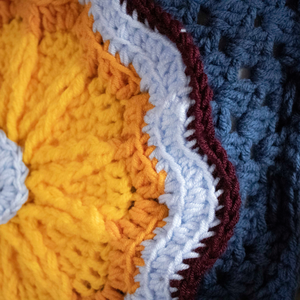 Fata de perna crosetata cu doua fete de 40x40cm.Una dintre fete contine o floare in relif, iar cealalta monocroma. - casă & stil de viață - textile de casă - perne - Artynos.ro