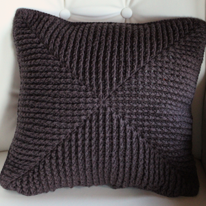 Fata de perna crosetata cu doua fete de 40x40cm.Una dintre fete este din fir acrilic multicolor, iar cealalta monocroma. - casă & stil de viață - textile de casă - perne - Artynos.ro