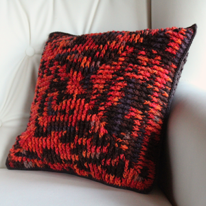 Fata de perna crosetata cu doua fete de 40x40cm.Una dintre fete este din fir acrilic multicolor, iar cealalta monocroma. - casă & stil de viață - textile de casă - perne - Artynos.ro