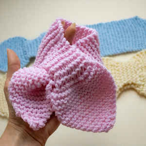 Fular ajustabil pentru bebelusi tip papion tricotat manual din fir 100% lana merinos oeko-tex disponibil in 3 culor. - îmbrăcăminte și modă - eșarfe, pălării, fularuri - eșarfe - Artynos.ro