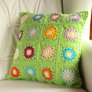 Fata de perna crosetata cu doua fete de 40x40cm.Una dintre fete este formata din granny squares, iar cealalta monocroma. - casă & stil de viață - textile de casă - perne - Artynos.ro