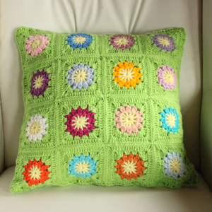 Fata de perna crosetata cu doua fete de 40x40cm.Una dintre fete este formata din granny squares, iar cealalta monocroma. - Artynos.ro