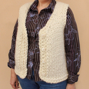 Vesta tricotata manual din lana virgina merinos si baby alpaca, culoare alb natur, cu nasturi. Disponibil in marimea M - Artynos.ro