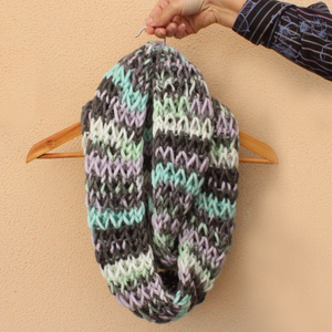 Fular tip infinity tricotat manual din fir acrilic multicolor - îmbrăcăminte și modă - eșarfe, pălării, fularuri - eșarfe - Artynos.ro