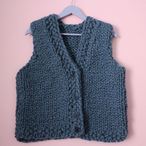 Vesta tricotata manual din lana virgina merinos si baby alpaca, culoare denim, cu nasturi. Disponibil in marimea L - Artynos.ro