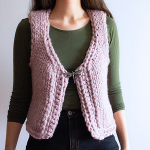 Vesta tricotata manual din lana virgina merinos si baby alpaca, culoare roz prafuit. Disponibil in marimea S - Artynos.ro