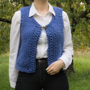 Vesta tricotata manual din lana virgina merinos si baby alpaca, culoare albastru. Disponibil in marimea S - Artynos.ro