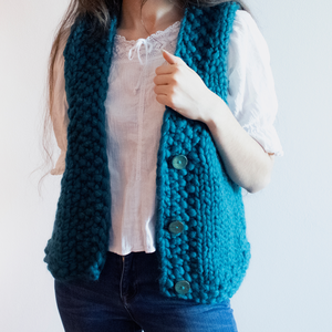 Vesta tricotata manual din lana virgina merinos si baby alpaca cu nasturi. Disponibil in marimea M - îmbrăcăminte și modă - haine damă - vestă femei - Artynos.ro