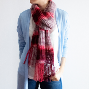 Fular lung tricotat manual din fir de mohair si acrilic multicolor cu ciucuri - Artynos.ro