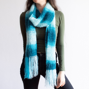 Fular lung tricotat manual din fir de mohair si acrilic multicolor cu ciucuri - Artynos.ro