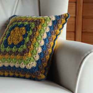 Fata de perna crosetata cu doua fete de 40x40cm.Una dintre fete este din fir acrilic multicolor, iar cealalta monocroma. - casă & stil de viață - textile de casă - perne - Artynos.ro