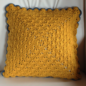 Fata de perna crosetata cu doua fete de 40x40cm.Una dintre fete este din fir acrilic multicolor, iar cealalta monocroma. - casă & stil de viață - textile de casă - perne - Artynos.ro