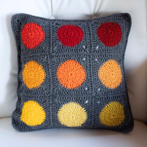 Fata de perna crosetata cu doua fete de 35x35cm.Una dintre fete contine buline, iar cealalta monocroma., Casă & Stil de viață, Textile de casă, Perne, Croșetat, ARTYNOS