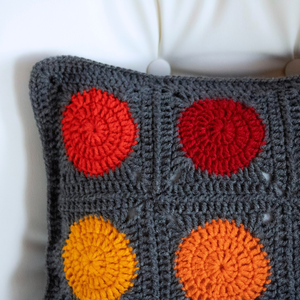 Fata de perna crosetata cu doua fete de 35x35cm.Una dintre fete contine buline, iar cealalta monocroma. - casă & stil de viață - textile de casă - perne - Artynos.ro