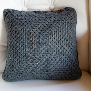 Fata de perna crosetata cu doua fete de 35x35cm.Una dintre fete contine buline, iar cealalta monocroma. - casă & stil de viață - textile de casă - perne - Artynos.ro