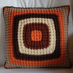 Fata de perna crosetata cu doua fete de 40x40cm.Una dintre fete este din fir acrilic multicolor, iar cealalta in dungi. - casă & stil de viață - textile de casă - perne - Artynos.ro