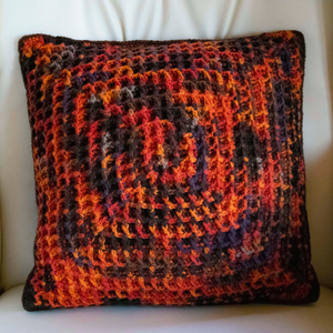 Fata de perna crosetata cu doua fete de 40x40cm.Una dintre fete este din fir acrilic multicolor, iar cealalta in dungi. - casă & stil de viață - textile de casă - perne - Artynos.ro