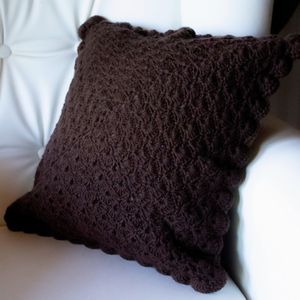 Fata de perna crosetata cu doua fete de 40x40cm.Una dintre fete este dungata, iar cealalta monocroma. - casă & stil de viață - textile de casă - perne - Artynos.ro