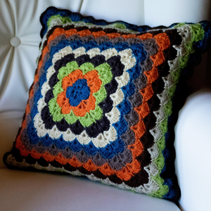 Fata de perna crosetata cu doua fete de 40x40cm.Una dintre fete este dungata, iar cealalta monocroma. - casă & stil de viață - textile de casă - perne - Artynos.ro