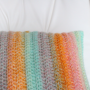 Fata de perna crosetata cu doua fete de 35x35cm. Realizata din fir multicolor si cu nasturi. - casă & stil de viață - textile de casă - perne - Artynos.ro