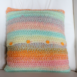 Fata de perna crosetata cu doua fete de 35x35cm. Realizata din fir multicolor si cu nasturi. - casă & stil de viață - textile de casă - perne - Artynos.ro