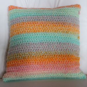 Fata de perna crosetata cu doua fete de 35x35cm. Realizata din fir multicolor si cu nasturi., Casă & Stil de viață, Textile de casă, Perne, Croșetat, ARTYNOS