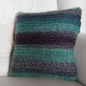 Fata de perna crosetata cu doua fete de 35x35cm. Realizata din fir multicolor si cu nasturi. - casă & stil de viață - textile de casă - perne - Artynos.ro