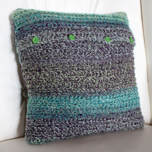 Fata de perna crosetata cu doua fete de 35x35cm. Realizata din fir multicolor si cu nasturi. - casă & stil de viață - textile de casă - perne - Artynos.ro