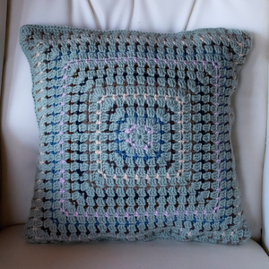 Fata de perna crosetata cu doua fete de 40x40cm.Una dintre fete este realizata din hexagoane, iar cealalta dungata. - casă & stil de viață - textile de casă - perne - Artynos.ro