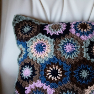 Fata de perna crosetata cu doua fete de 40x40cm.Una dintre fete este realizata din hexagoane, iar cealalta dungata. - casă & stil de viață - textile de casă - perne - Artynos.ro