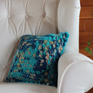 Fata de perna crosetata cu doua fete de 40x40cm.Una dintre fete este din fir acrilic multicolor, iar cealalta monocroma. - casă & stil de viață - textile de casă - perne - Artynos.ro