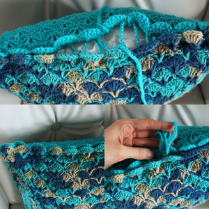 Fata de perna crosetata cu doua fete de 40x40cm.Una dintre fete este din fir acrilic multicolor, iar cealalta monocroma. - casă & stil de viață - textile de casă - perne - Artynos.ro